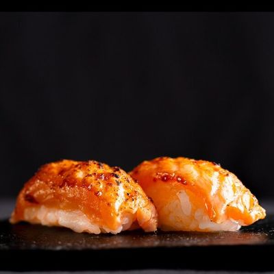 Niguiri de Salmón Grilladomcon Salsa Spicy 