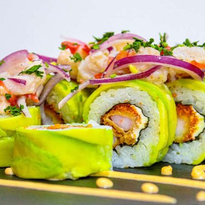 99. Salmón, Queso Crema, Cebollín, envuelto en Palta, (Cubierto de Ceviche)