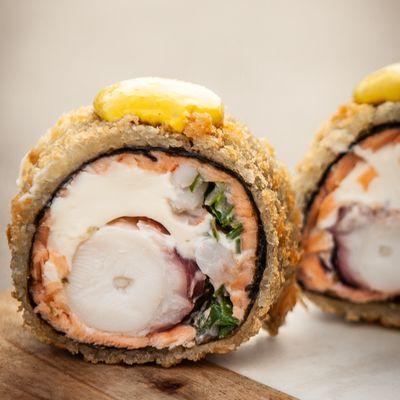 803. (SIN ARROZ) Calamar Furai, Queso Crema, Cebollín. Envuelto en Salmón y apanado en Panko. con Topping de Ají Amarillo