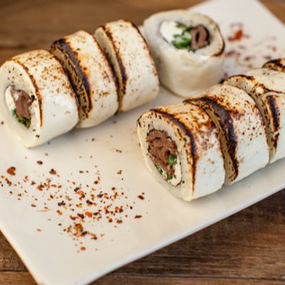 801. Carne de Vacuno, Queso Crema, Cebollín. Envuelto en Queso Crema Grillado