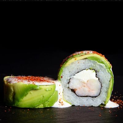 55. Camarón Furai, Palta, Queso Crrema. Envuelto en Palta, Salsa acevichada y topping de Mén