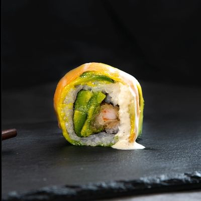 51. Camarón Furai, Palta, Queso Crema. Envuelto en Palta y salsa de Maracuyá 