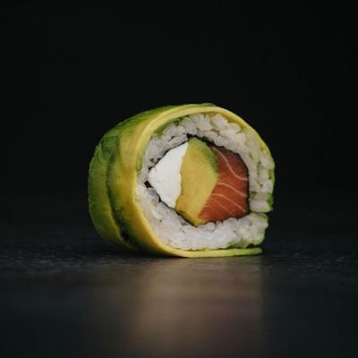 42. Salmón Furai, Pimentón Caramelizado, Palta, Bañado en Mermelada de Maracuyá