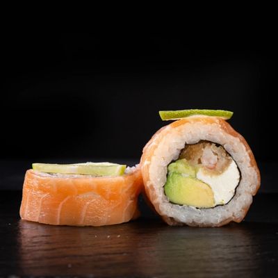 107. Camarón Furai, Palta, Queso Crema. Envuelto en Salmón, Salsa Acevichada y Laminas de Limón de Pica