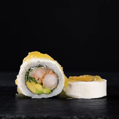 54. Camarón Furai, Palta, Cebollín. Envuelto en Queso Crema y Salsa de Maracuyá 