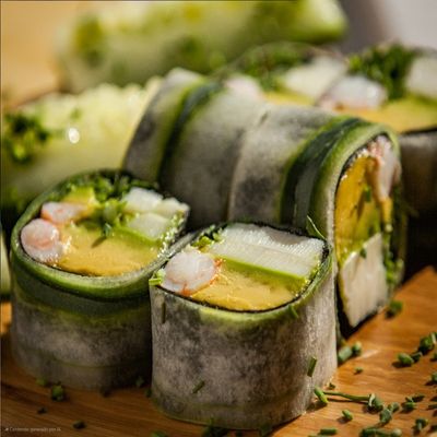 666. Camarón Ecuatoriano, Palta, Palmito, Ciboulette. Envuelto en Pepino