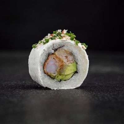 66. Camarón Furai, Palta, Queso Crema. Envuelto en Queso Crema, y Topping de Ciboulette y Almendras molidas 
