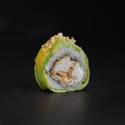 48. Pollo Teriyaki Furai, Queso Crema, Cebollín. Envuelto en Palta, salsa de maracuya y topping de Almendras