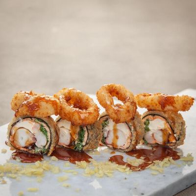 802. (SIN ARROZ) Calamar, Camarón Ecuatoriano, Queso Crema, Cebollín. Envuelto en Salmón y Apanado en Panko, acompañado de 6 Anillos de Calamar Furai