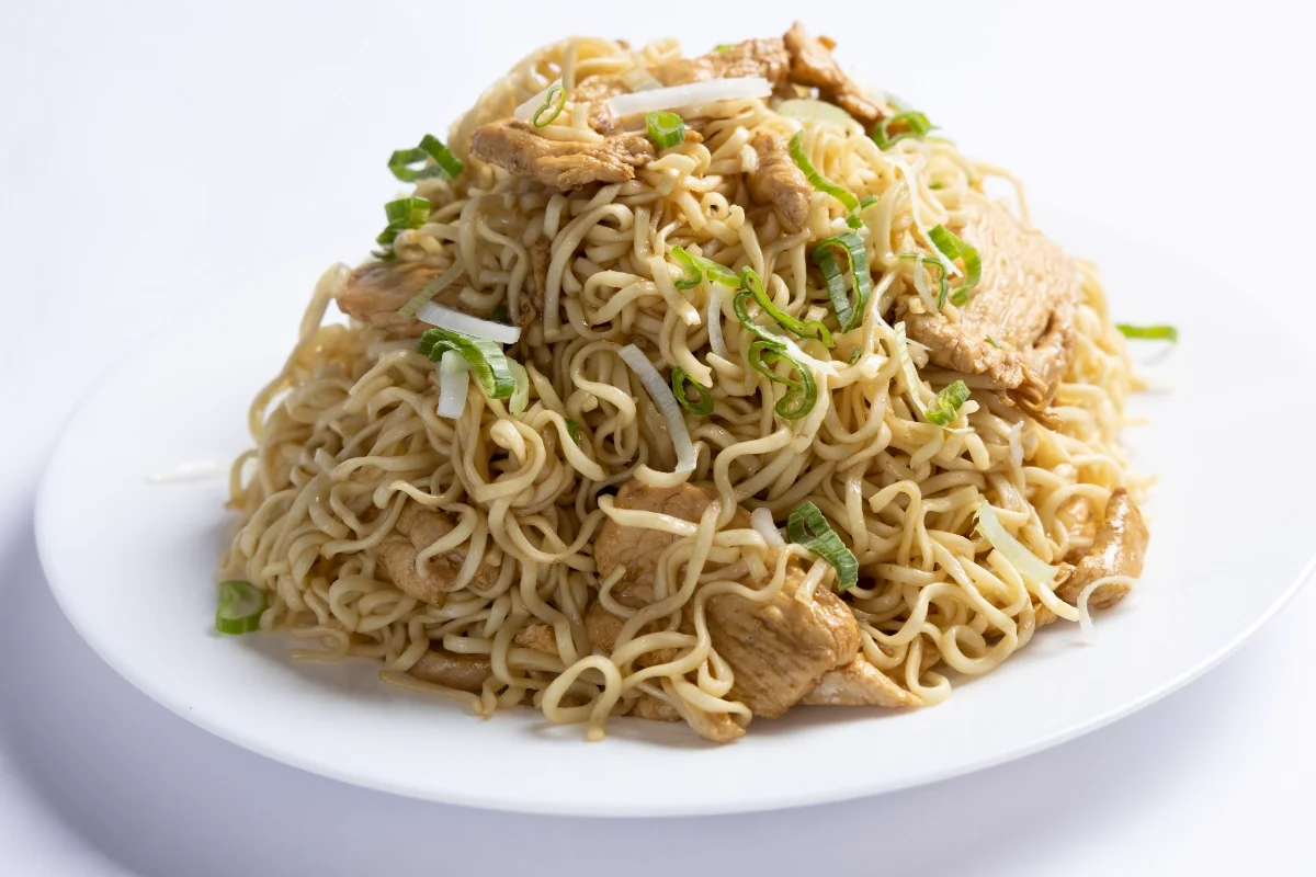 Tallarín con pollo