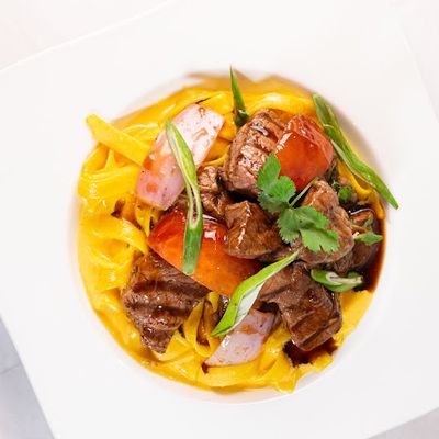 Fettucine huancaina c/lomo saltado