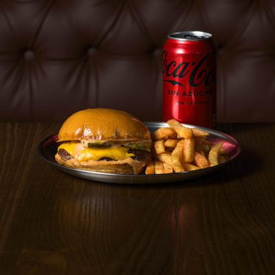 Combo  mes cheeseburger + bebida + papas