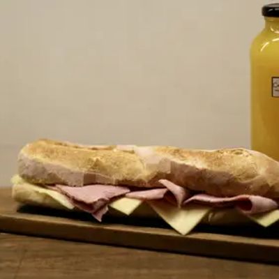 Sandwich + Jugo de Naranjas