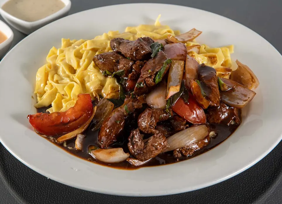 Fetuccini en Salsa ala Huaicaina con Lomo