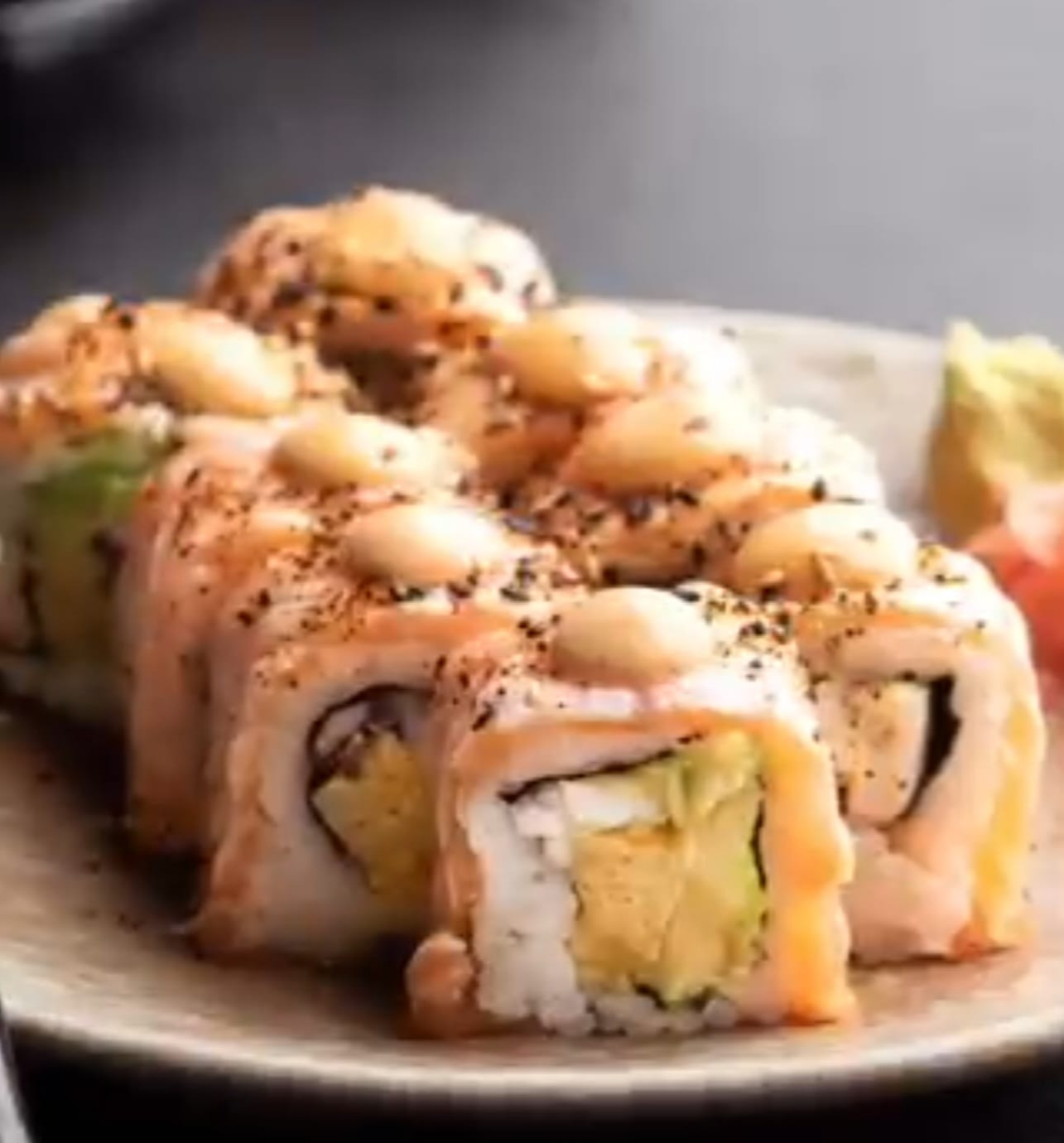 Salmón Spicy Maki — 8 piezas