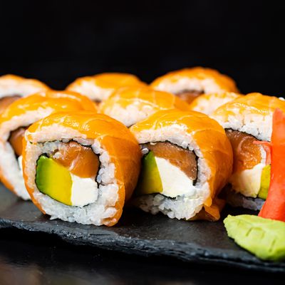 Rolls cubierto en salmón🍣