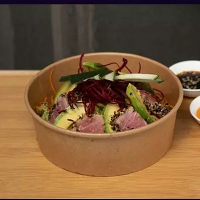 ENSALADA SAKE PREMIUM (escoge 1 proteína, pollo, salmón, atún, camarones, tilapia o carne)