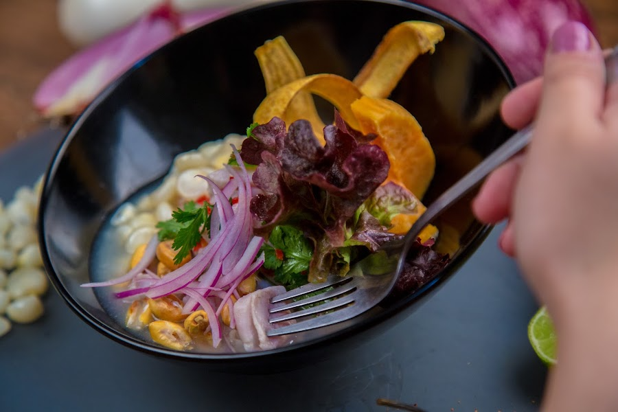 Ceviche Mixto   (salmon,  camarón y macha).