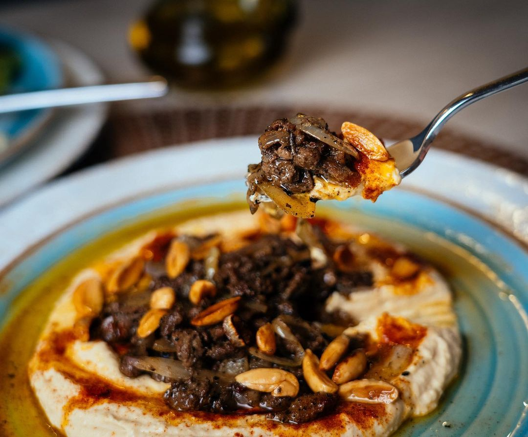 Hummus con carne