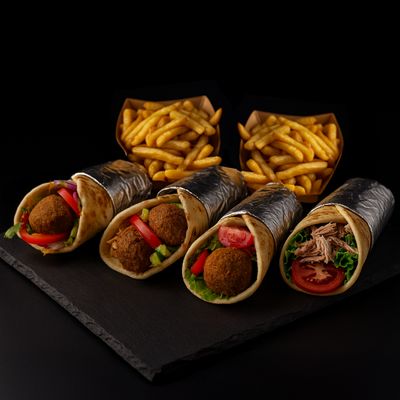 Promo 6: 4 Shawarma pollo o falafel a elección + 2 papas fritas L  + 4 salsas