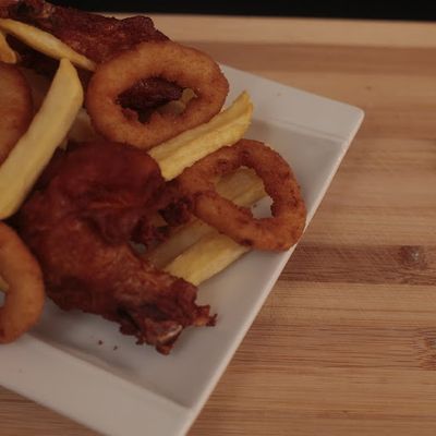 PAPAS FRITAS + AROS DE CEBOLLA + NUGGETS DE POLLO