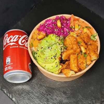 POKE BERENJENA CROCANTE + BEBIDA LATA 220 CC