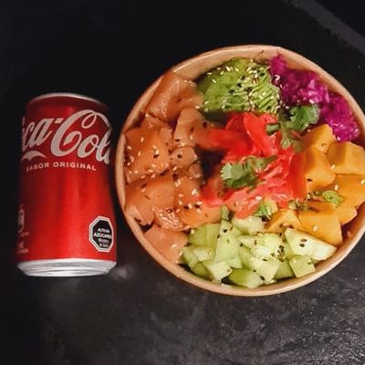 POKE SALMON + BEBIDA LATA 220 CC