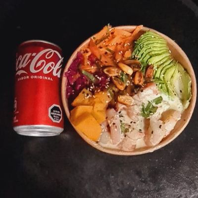 POKE SALMON EBY NIKKEI + BEBIDA LATA 220 CC