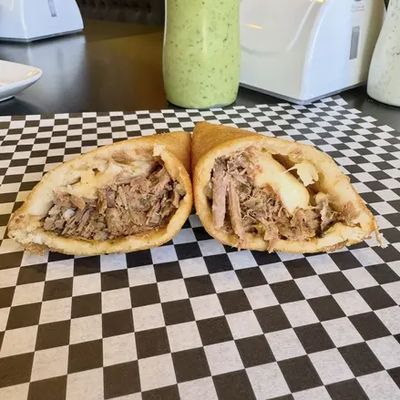 Empanada de Mechada/queso
