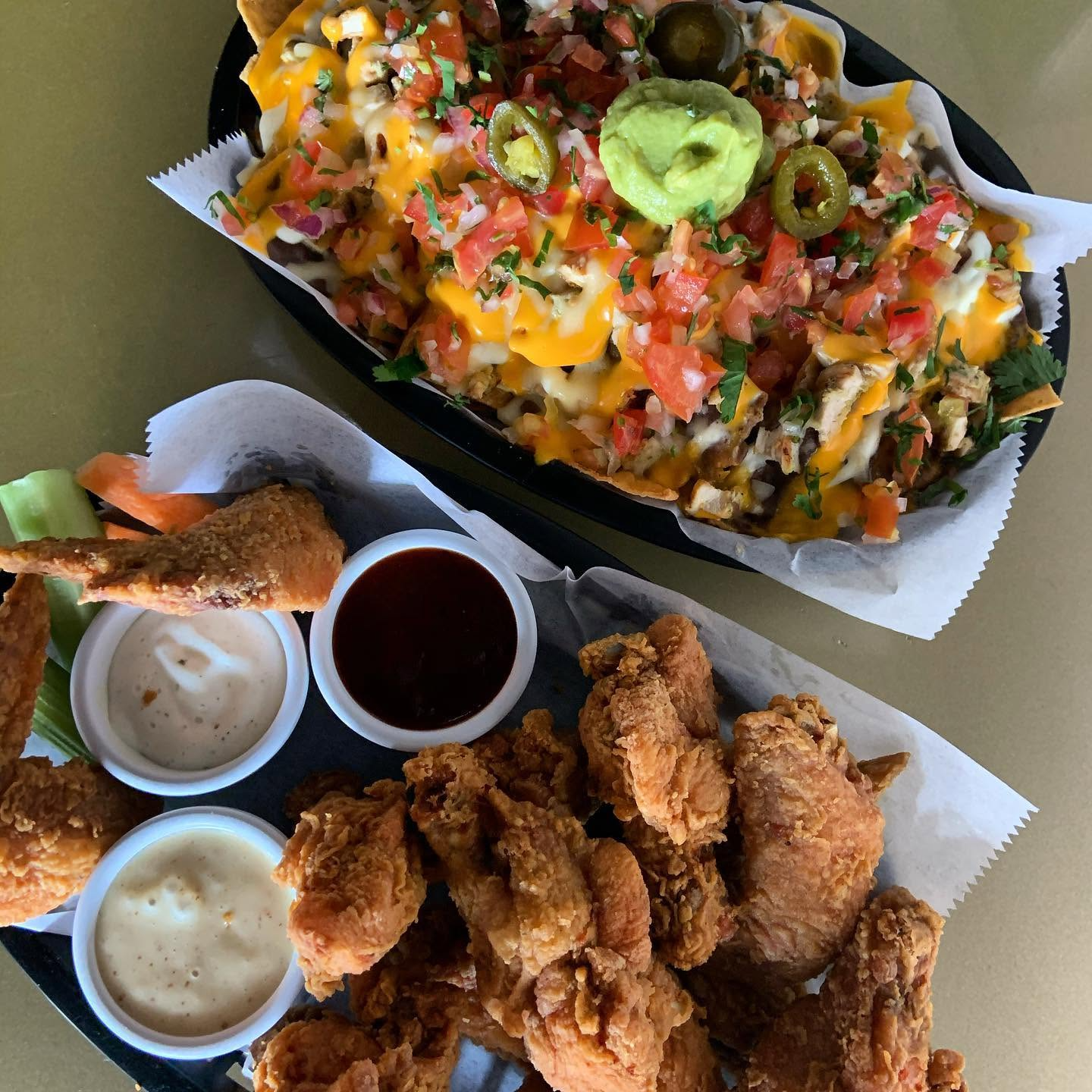 12 Alitas y Nachos