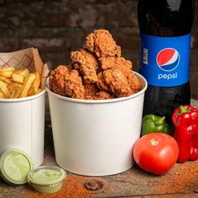 20 ALITAS CRISPY CON PAPAS FRITAS FAMILIARES Y BEBIDA 1.5