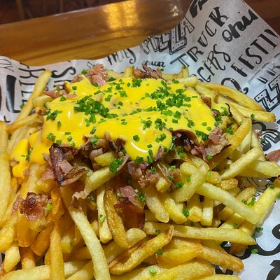 PAPAS FRITAS TOCINO QUESO CHEDDAR CIBOULETTE (3 PERSONAS)
