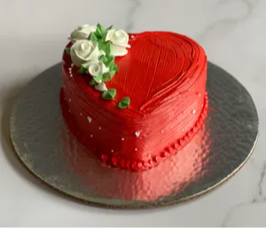 Corazon rojo con rosas blancas
