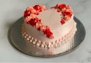 Queque corazón rosas