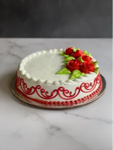 Queque rojo con rosas