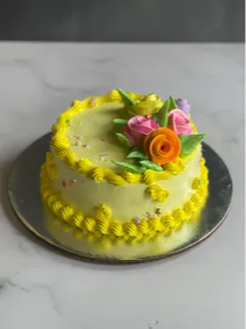 Queque amarillo rosas