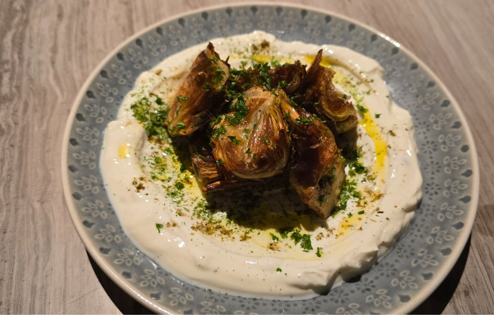 Labneh con Corazones de Alcachofa Frita