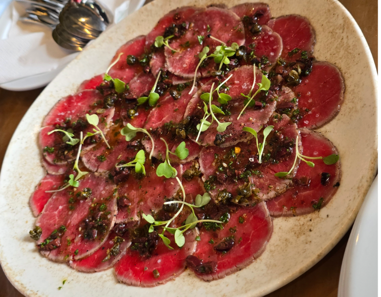 Carpaccio de Lomito Kalamata y Pita
