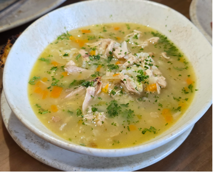 Sopa de Pollo, Vegteales, Arroz y Limon