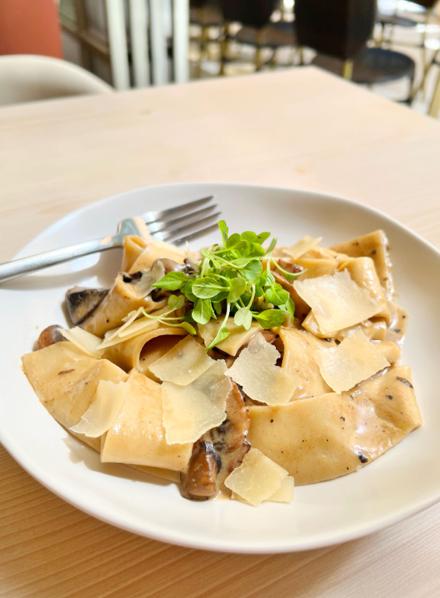 Pappardelle de hongos salvajes y Parmesano