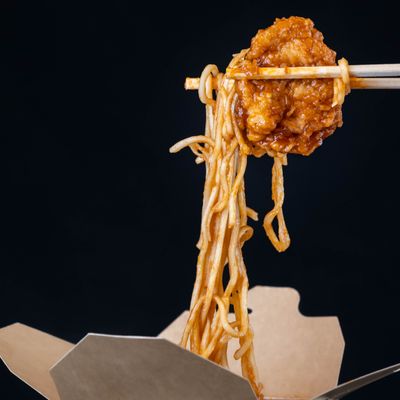 Chow mein con pollo frito